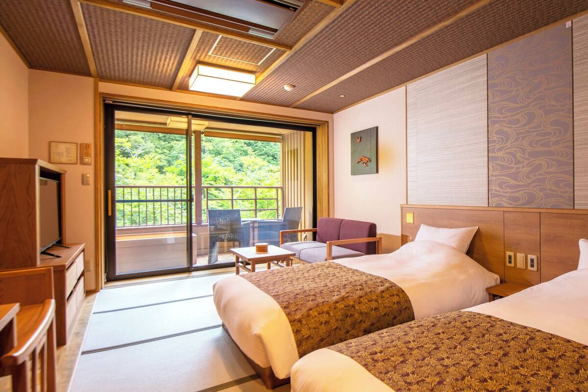 Minibar, in-room safe, WiFi (free), bed sheets