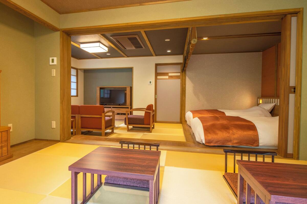 Minibar, in-room safe, WiFi (free), bed sheets