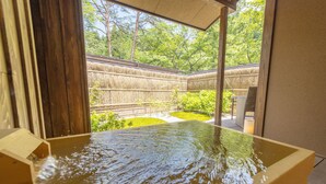 A hot tub with a view of a garden and trees. - Shionoyu Onsen Rengetsu (Nasushiobara)