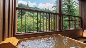 A hot spring with a wooden railing and a view of a forest. - Shionoyu Onsen Rengetsu (Nasushiobara)