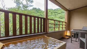 Sèche-cheveux, bidet, serviettes fournies