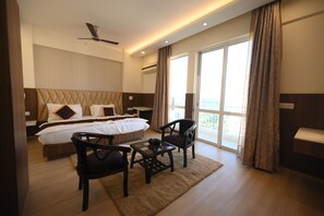 Quarto casal luxo, 1 quarto, para não fumantes, vista para a cidade | Cofres nos quartos, espaço de trabalho para notebook, Wi-Fi de cortesia