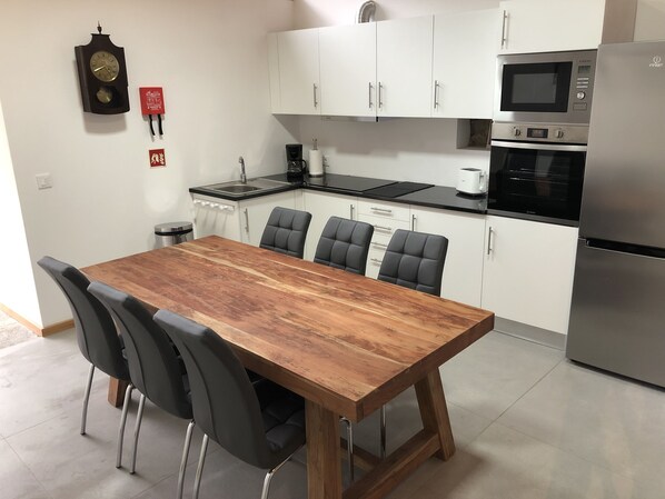 Een koelkast, een magnetron, een kookplaat