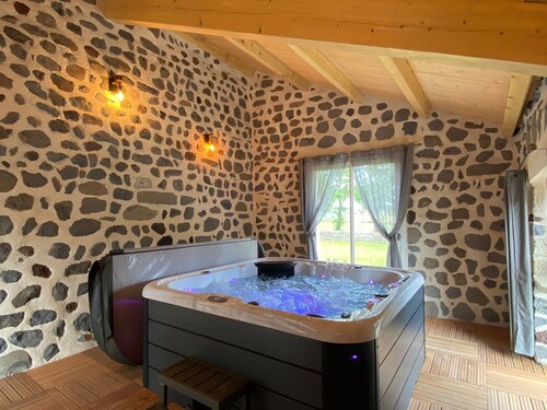 Gîte moderne à Arlempdes: spa, terrasse, grands espaces et visites culturelles