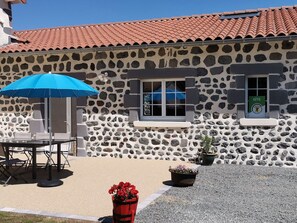 Outdoor dining - Modern Farmhouse with Spa, Near Tourist Sites in Haute Loire (Arlempdes)