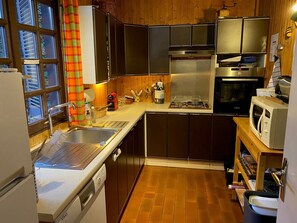 Kühlschrank, Mikrowelle, Ofen, Geschirrspüler