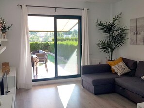 TV - Beachfront Ground Floor Apartment with Private Garden and Pool (L'Ametlla de Mar)