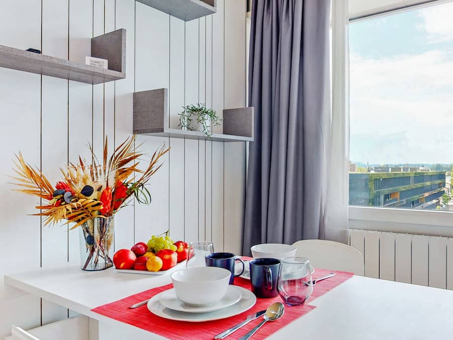 Estudio Deluxe | Zona de estar | Smart TV de 43 pulgadas con canales digitales, una televisión