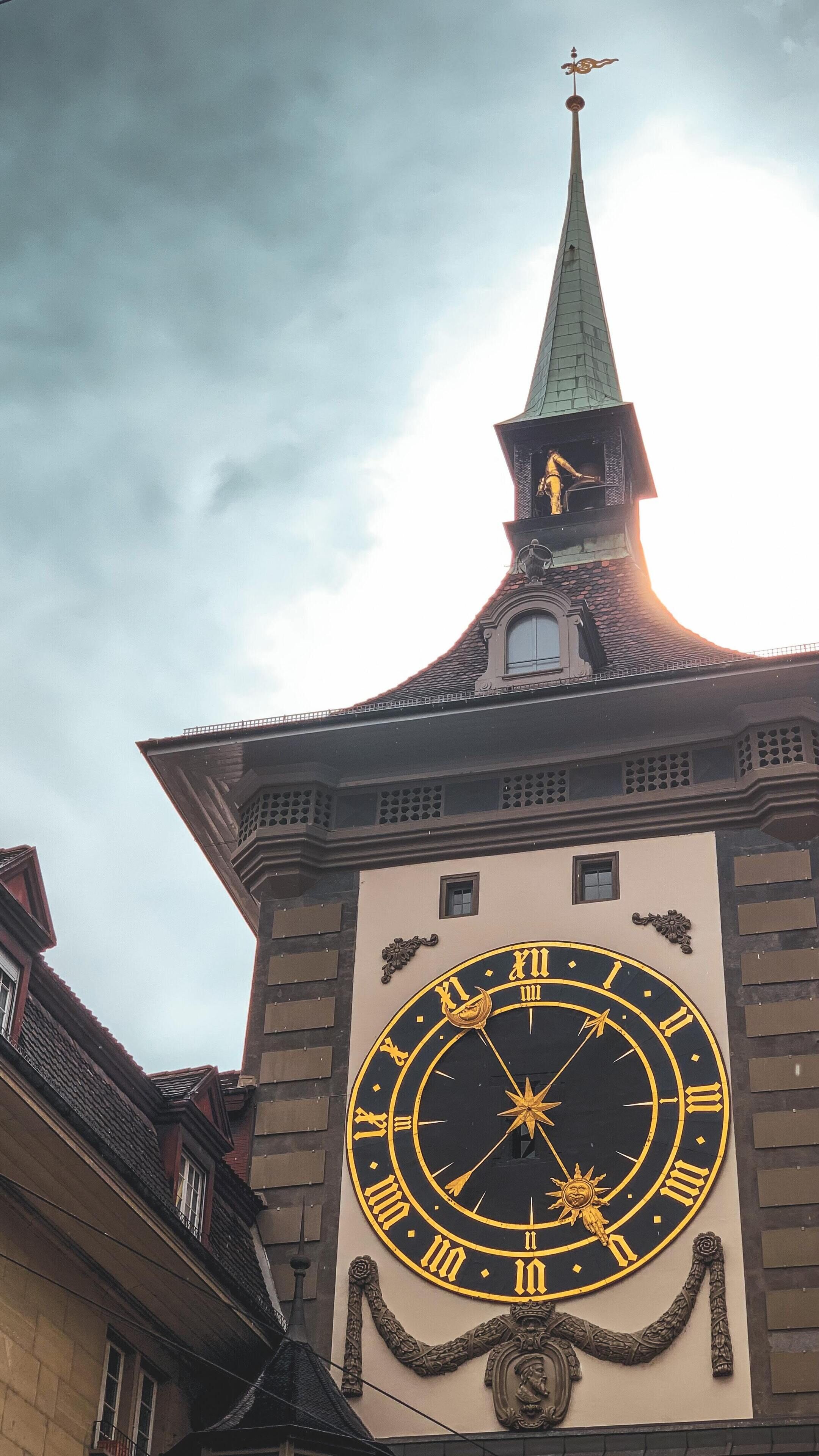 Un edificio con un gran reloj que muestra números romanos y una estrella en el centro.