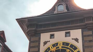 Un edificio con un gran reloj que muestra números romanos y una estrella en el centro.
