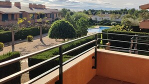 Zona residencial con piscina, setos bien recortados y vistas despejadas del barrio circundante.