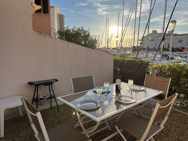 Outdoor dining - Studio cabin with parking, washing machine, dishwasher, near beach and shops (Cap d'Agde)