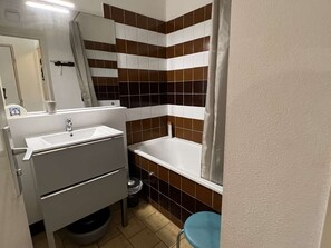 Bathroom - Studio cabin with parking, washing machine, dishwasher, near beach and shops (Cap d'Agde)