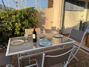 Outdoor dining - Studio cabin with parking, washing machine, dishwasher, near beach and shops (Cap d'Agde)