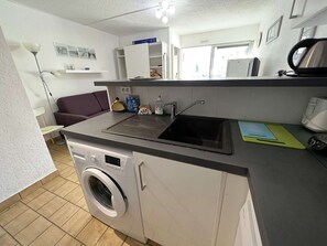 Fridge, microwave, stovetop, dishwasher - Studio cabin with parking, washing machine, dishwasher, near beach and shops (Cap d'Agde)