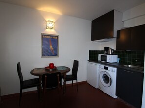 Kühlschrank, Mikrowelle, Herdplatte, Wasserkocher mit Kaffee-/Teezubehör