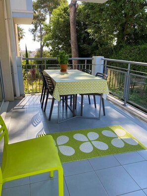 Outdoor dining - 21. Bright apartment with a balcony. Pool in the property garden (Antibes)