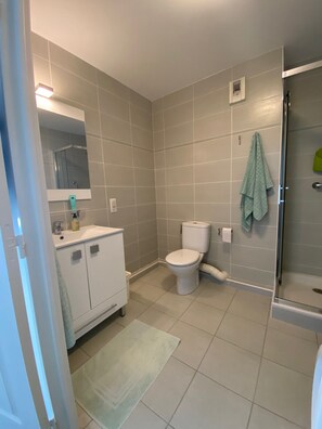Shower, hair dryer, towels - 21. Bright apartment with a balcony. Pool in the property garden (Antibes)