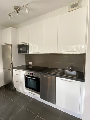 Réfrigérateur, micro-ondes, four, plaque de cuisson