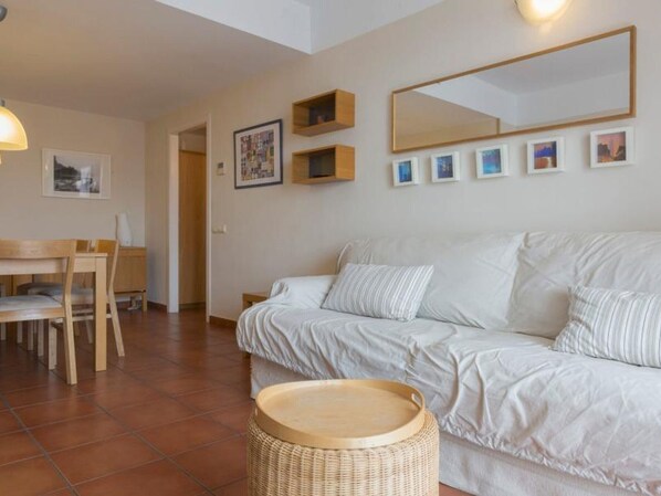 TV - Seaside Apartment with Pool, Garden & Partial Sea View (L'Ametlla de Mar)