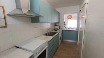 Een microgolfoven, een oven, een kookplaat