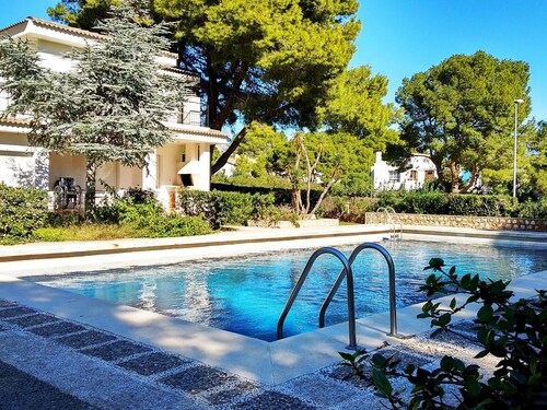 Coastal Villa with Private Pool, Steps from Beach, 4 Bedrooms, BBQ, Wi-Fi, Family-Friendly