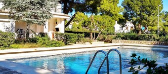 Coastal Villa with Private Pool, Steps from Beach, 4 Bedrooms, BBQ, Wi-Fi, Family-Friendly