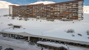 A multi-story hotel with a modern design, featuring balconies and large windows. - PREMIUM Studio in Tignes, 2 people, WIFI included (Tignes)
