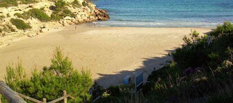 Villa with Private Pool, 100m from Sea, Spacious Garden, Near Calafat in Costa Dorada