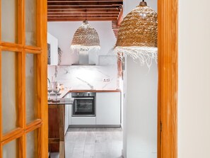 Jääkaappi, mikroaaltouuni, kahvin-/teenkeitin, leivänpaahdin