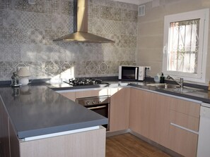 Microones, forn, placa de cuina i cafetera i tetera