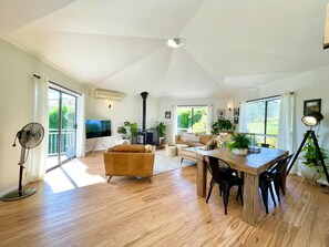 Smart TV, fireplace