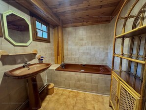Bathroom - 4-sided Cottage 80m² near lake with garage (Matemale)