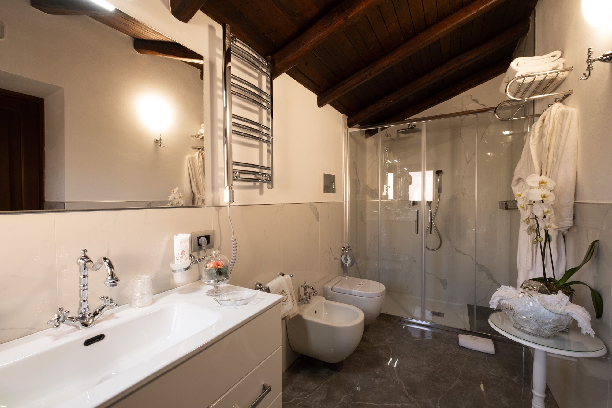 Suite monolocale Deluxe | Bagno | Doccia, soffione a pioggia, set di cortesia gratuito, asciugacapelli