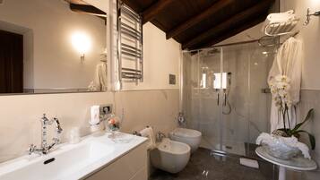 Deluxe Studio Suite | Bathroom | Shower, rainfall showerhead, free toiletries, hair dryer