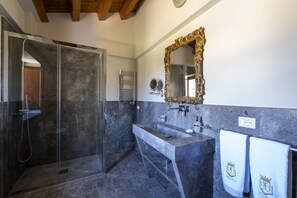 Premium Suite, 1 Queen Bed, Garden View, Executive Level | Bathroom | Shower, rainfall showerhead, free toiletries, hair dryer