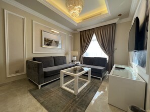 Deluxe King Suite | Living area | LED TV