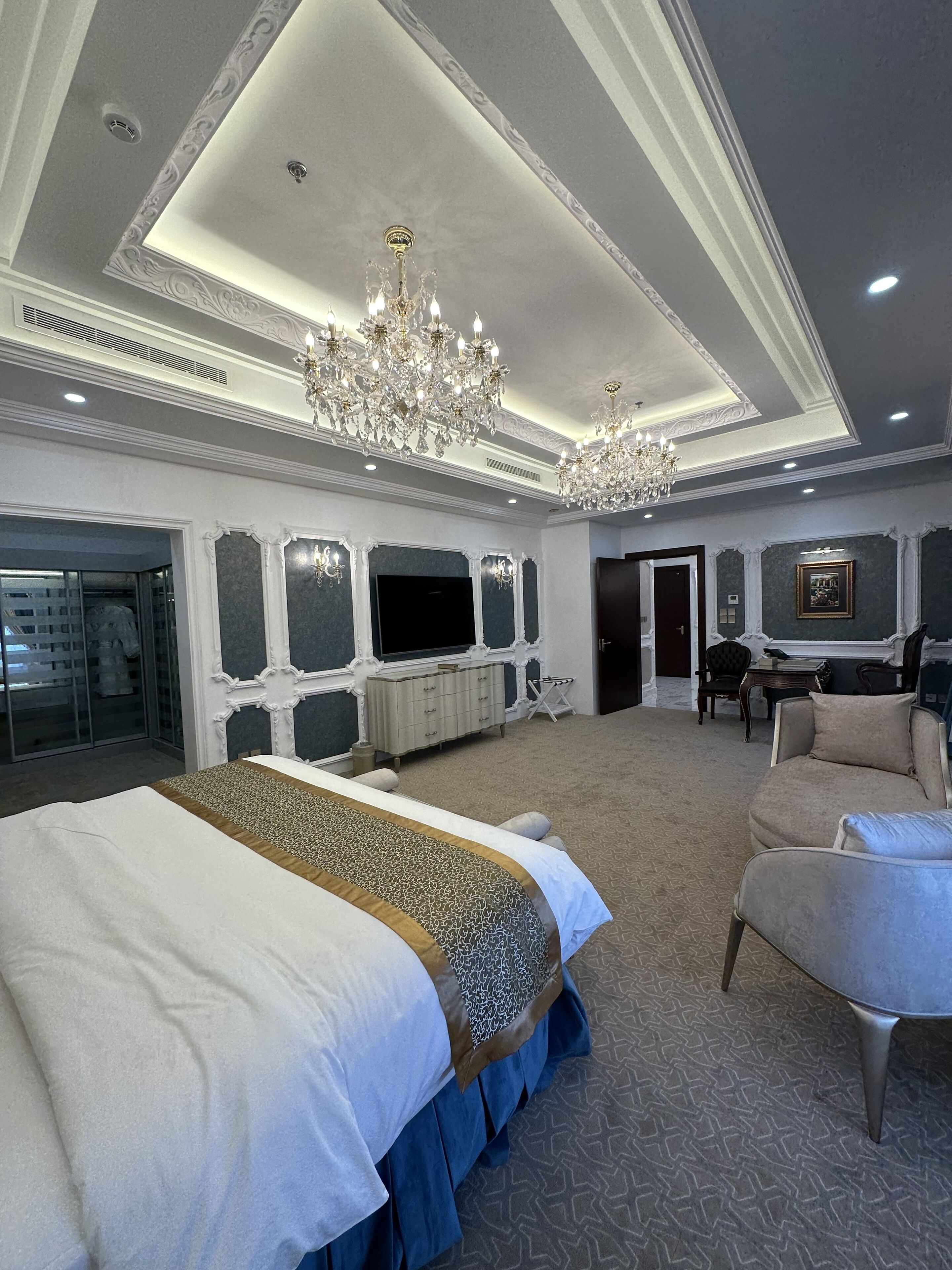 Royal Suite | Egyptian cotton sheets, premium bedding, pillowtop beds, minibar