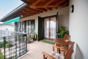 Basic Apartment | Terrace/patio