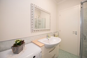 Basic-Apartment | Badezimmer | Dusche, kostenlose Toilettenartikel, Bidet, Handtücher