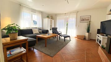 Smart-TV, Kamin, Bücher, Stereoanlage