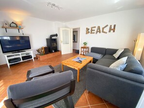 Smart-TV, Kamin, Bücher, Stereoanlage