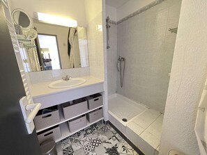 Bathroom - 4-room apartment with pool, parking and near the beach in Cap d'Agde (Cap d'Agde)