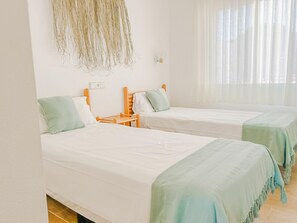 1 bedroom, free WiFi, bed sheets - Cliffside Bungalow, Close to Beach, for 4 Guests (L'Ametlla de Mar)