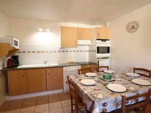 Fridge, microwave - Cozy 2-Bedroom Apartment for 6 in Old Village, Near Lifts & Shops, with Balcony and Free WiFi (Les Gets)