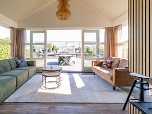 TV, fireplace - The fishermans lodge! This sturdy, warm island House has a fireplace (gas), small bar to eat and a d (OUDE-TONGE)