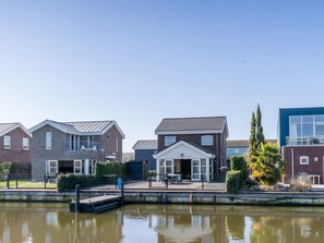 Exterior - The fishermans lodge! This sturdy, warm island House has a fireplace (gas), small bar to eat and a d (OUDE-TONGE)