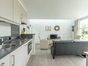 Fridge, microwave, stovetop, dishwasher - This chalet is situated on the edge of the park (with a view of a lake) and is equipped with all ame (BURGH-HAAMSTEDE)