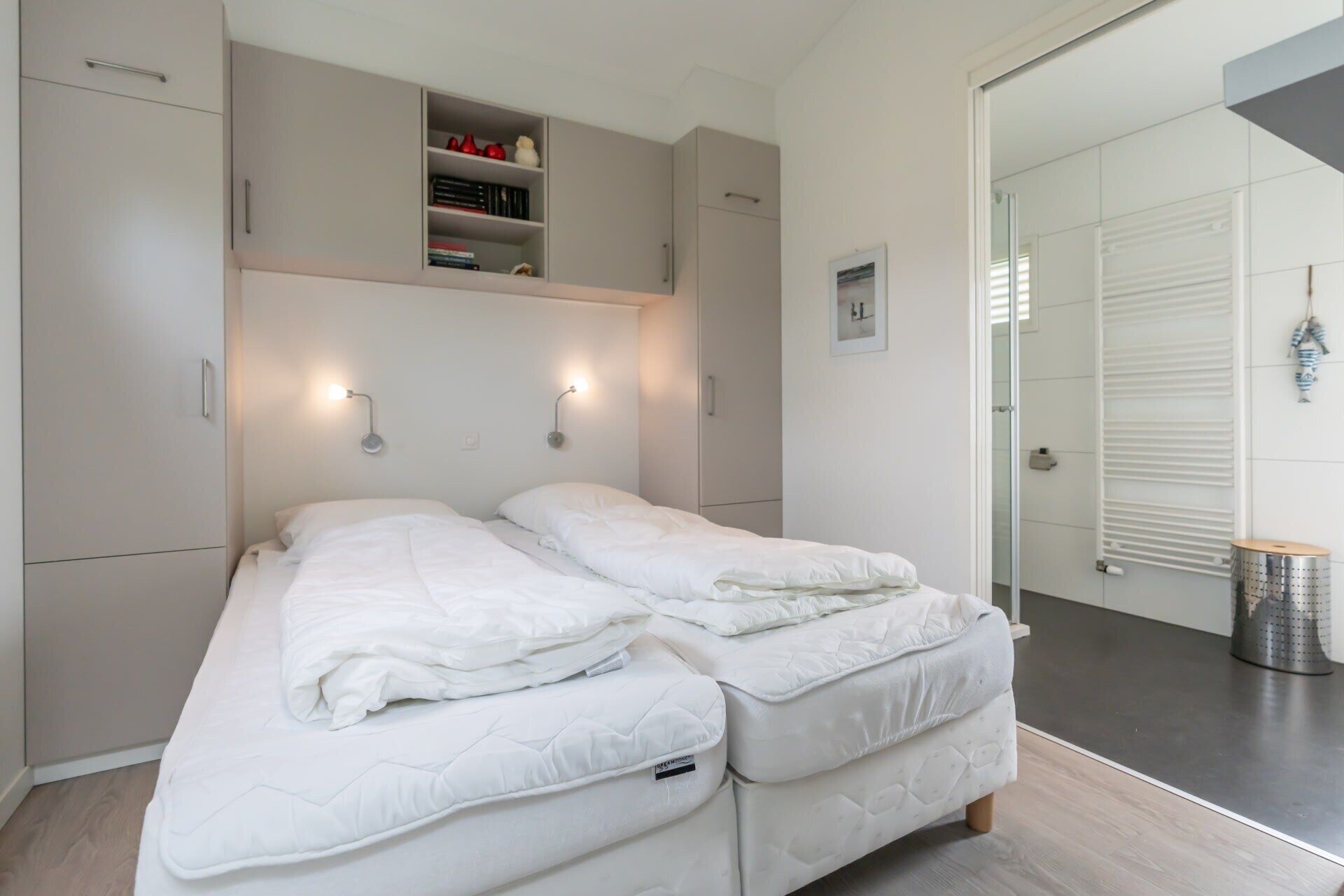 3 chambres, fer et planche à repasser