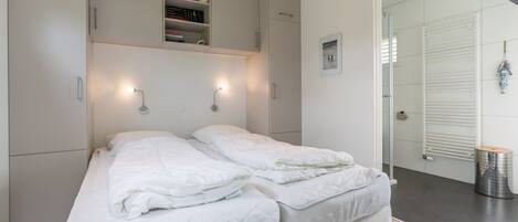3 chambres, fer et planche à repasser